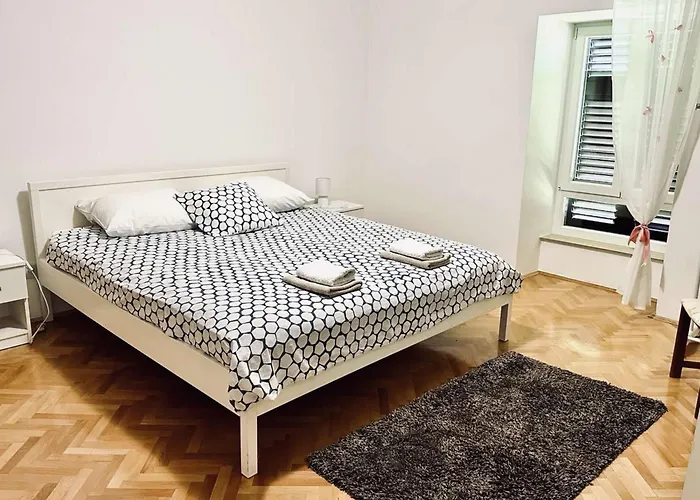 Modern Luxury 2-bedroom With Balcony & Patio Apartman *