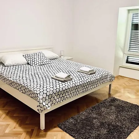 Modern Luxury 2-bedroom Apt With Balcony & Patio 아파트 *
